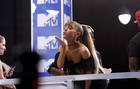 Zpvaka Ariana Grande posílá polibek fanoukm.