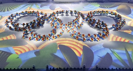Olympijské kruhy v podání dobrovolníků.