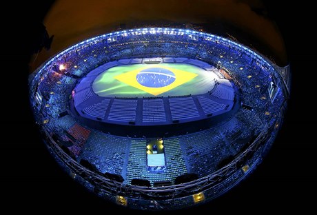 Brazilská vlajka uprosted stadionu Maracaná.