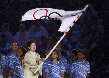 Starostka Tokia Yuriko Koikeová mává s olympijskou vlajkou.