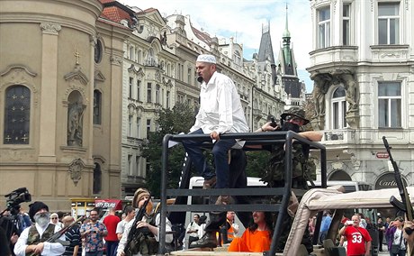 Martin Konvika a jeho pívrenci vydsili lidi na Staromstském námstí. Do...