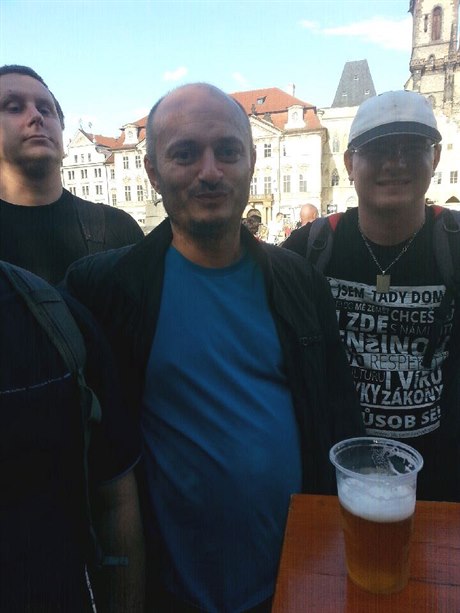 Martin Konvička (uprostřed) si dává po akci, při níž vyděsil desítky lidí, pivo...