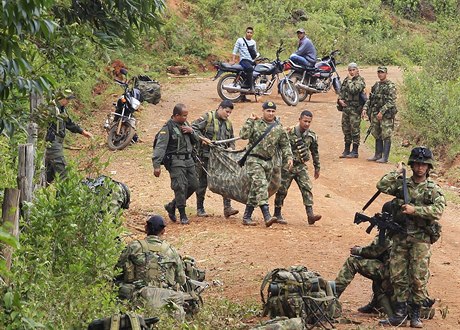 Kolumbijtí vojáci s tlem svého spolubojovníka, zabitého bhem útoku rebel v...