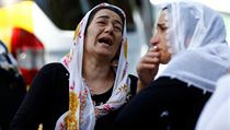 Ženy truchlí po útoku sebevražedného atentátníka na svatbu v tureckém...