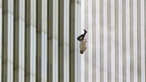 Snmek ve z Svtovho obchodnho stediska (WTC) v New Yorku ukazuje lovka,...