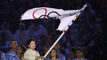Olympijskou vlajku převzala od prezidenta MOV Bacha guvernérka Tokia.