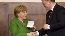 estn dary. Angela Merkelov a Petr Neas se setkali v roce 2012.