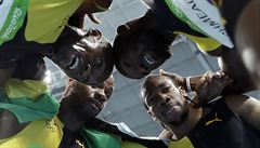 Jamajané Asafa Powell, Yohan Blake, Nickel Ashmeade a Usain Bolt slaví.