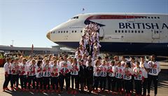 Návrat britských olympionik na londýnské Heathrow .