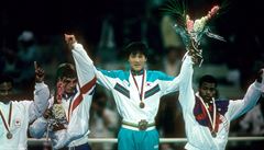 Korejský boxer Park Si-hun se zlatem, vpravo na snímku Roy Jones Jr.