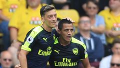 Radost Alexise Sancheze a Mesuta Özila (vlevo) z Arsenalu.