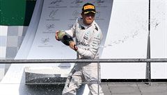 Jezdec Mercedesu Nico Rosberg slaví.