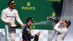Stupn vítz GP Belgie (zleva): Lewis Hamilton, Daniel Ricciardo a Nico...