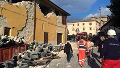 Záchranái a civilisté v italském mst Accumuli di Rieti poté, co jej zasáhlo...