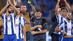 Fotbalisté FC Porto slaví postup do základní fáze Ligy mistrů, uprostřed...