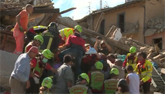 Záchranái vytahují z dom v Amarice peiví po zemtesení.