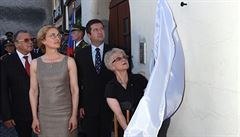 Zdena Maínová (vpravo) odhalila na Husov námstí v Roudnici nad Labem pamtní...