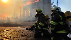 Požár na Barrandově: zasahovalo 24 jednotek a vrtulník, tři zranění hasiči, škoda 100 milionů