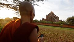 Buddhistický mnich poblí ponieného chrámu