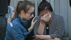 Ruská záchranáka pomáhá en, její kolegyn a píbuzní zahynuli pi poáru.