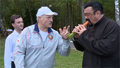 Steven Seagal navtvil Lukaenka. Ten mu ostrouhal mrkev, kontrolovali melouny