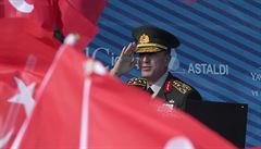 Generál Hulusi Akar salutuje během slavnostního otevření mostu v Istanbulu.