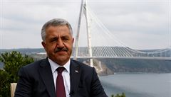 Ministr dopravy Arslan ped novým mostem spojující evropskou a asijskou ást...