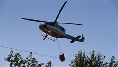 Vrtulník s bambi vakem při požáru na Barrandově.