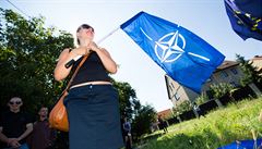Píznivci Angely Merkelové se seli na Evropské. K vidní jsou i vlajky NATO a...
