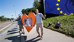 Píznivci Angely Merkelové na Evropské ulici v Praze.