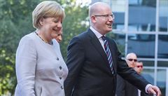 Angela Merkelová a Bohuslav Sobotka ped vstupem do VUT.