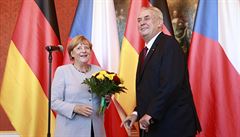 Sledujeme online: Usmvejte se, ekl Zeman pi pivtn Merkelov