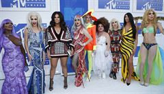 Uskupení Rupaul's Drag Race All Stars na pedávání hudebních cen MTV.