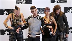 Popová kapela DNCE pózuje na pedávání hudebních cen MTV.