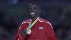 Eliud Kipchoge, vítz maratonu, pebral tradin bhem závreného ceremoniálu...