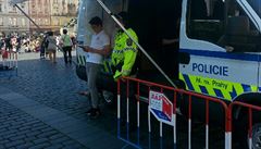 Policejní hlídka na Staromstském námstí v Praze.