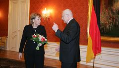 Angela Merkelová naslouchá slovm exprezidenta R Václava Klause.