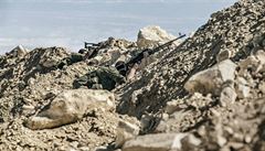 Vojáci se vrhají do boje na jednom z post SDF na Eufratu (únor 2016).