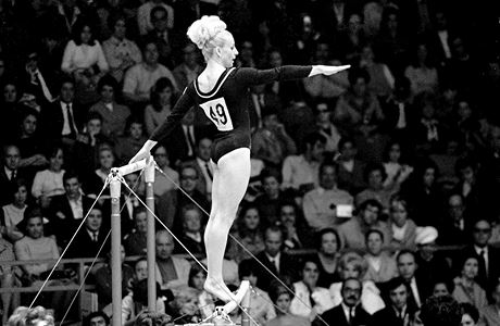 Vra áslavská, královna gymnastických soutí v 60. letech 20. století.