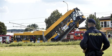 V Otrokovicích na Zlínsku havaroval 30. srpna trolejbus, najel na sloup...