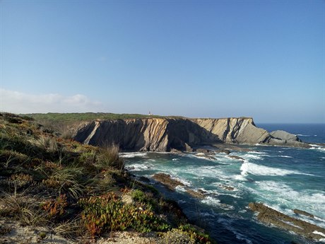 Pohled na maják Cabo Sardao na útesech.