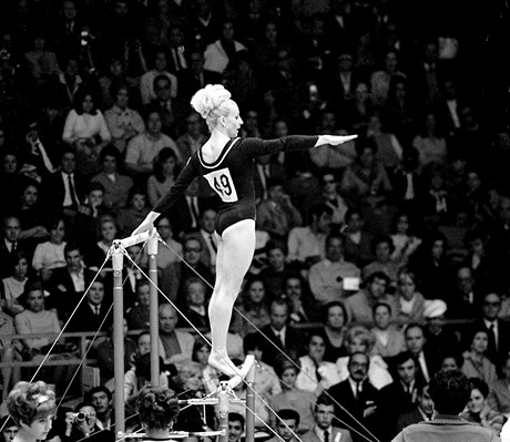 Věra Čáslavská, královna gymnastických soutěží v 60. letech 20. století.