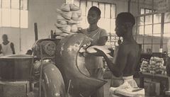 Boty Baa. Snímek z továrny v Senegalu, 1951.