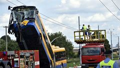 V Otrokovicích na Zlínsku havaroval 30. srpna trolejbus, najel na sloup...