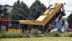 V Otrokovicích na Zlínsku havaroval 30. srpna trolejbus, najel na sloup...