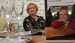 Věra Čáslavská v den svých 70. narozenin přijela do ostravské Knihy Librex, aby...