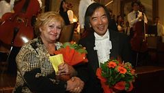 K Japonsku měla Věra Čáslavská vřelý vztah. Na snímku pózuje s dirigentem...