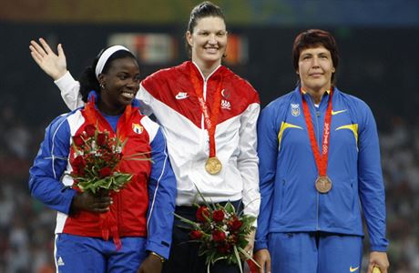 Zleva: Yarelys Barriosová, Stephanie Brownová-Traftonová, Olena Antonovová.