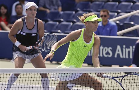 Lucie afov a Bethanie Mattekov-Sandsov v semfinle US Open.