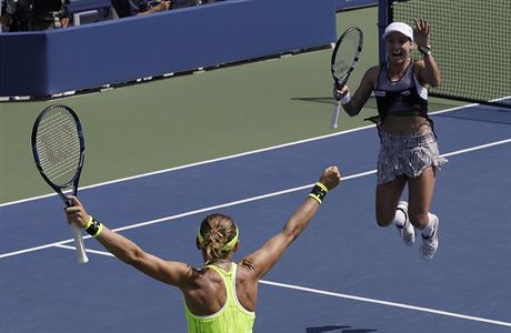 Lucie afov a Bethanie Mattekov-Sandsov slav postup do finle US Open.